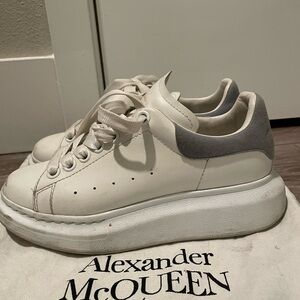 スニーカー Oversized suede sneakers with engraved logo on the front Alexander McQueen Oversized Suede Sneakers With Engraved